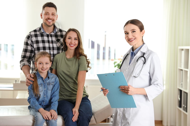 Familia revisando un plan médico familiar Triple-S en Puerto Rico