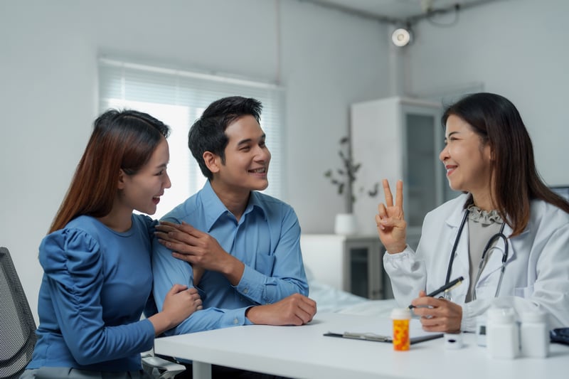 Pareja comparando opciones de plan médico Triple-S Directo en Puerto Rico
