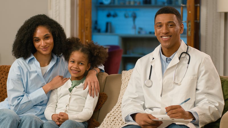 Doctor orientando a una familia antes de comprar plan médico Triple-S en línea